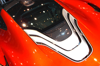 パワーユニットはミドに搭載される。駆動方式はMRである。
    