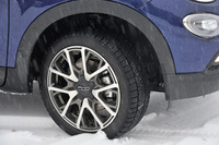 「フィアット500Xクロスプラス」のタイヤサイズは225/45R18。「ジープ・レネゲード トレイルホーク」のものと比べ、幅が広くて径が大きく、偏平率は低い。
	 