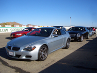 「BMW M6」「Z4 M」「キャデラックCTS-V」など、ハイパフォーマンスカーたちが勢揃い。ピットで走行待ちの様子。