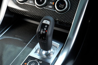 トランスミッションはトルコン式の8段AT。制御の変更により、変速にかかる時間が標準車より最大で50％短縮されている。