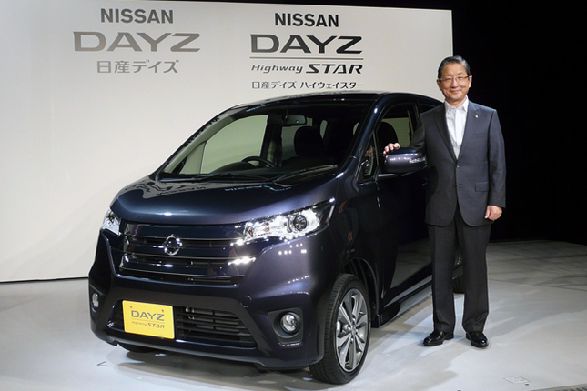 「日産デイズ ハイウェイスター」と日産自動車の志賀俊之COO。