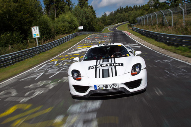 ニュルブルクリンクの北コースを行く「ポルシェ918スパイダー」。