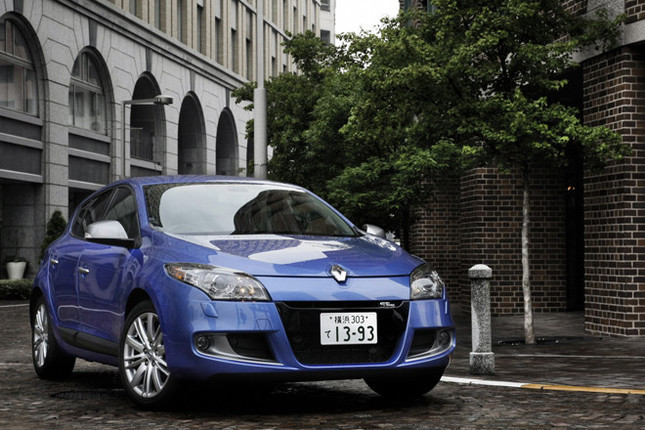 【スペック】全長×全幅×全高＝4325×1810×1460mm／ホイールベース＝2640mm／車重＝1340kg／駆動方式＝FF／2リッター直4DOHC16バルブ（140ps/6000rpm、19.9kgm/3750rpm）／価格＝275万円（テスト車＝同じ）