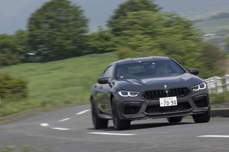 BMW�́uM8�v�V���[�Y�Ɂu�O�����N�[�y�v���ǉ����ꂽ�B�������A�P���ȉ^�����\�Ƃ����ϓ_�ł͐�Ƀf�r��...