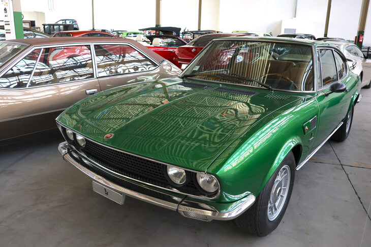 「フィアット・ディーノ2400クーペ」1970年量産。フェラーリとフィアット両社により誕生した製品企画。ピニンファリーナがデザインしたスパイダー版と共通の機構部分をもつ。ベルトーネによるこのクーペ版は、ジウジアーロとガンディーニがデザインを手がけた。