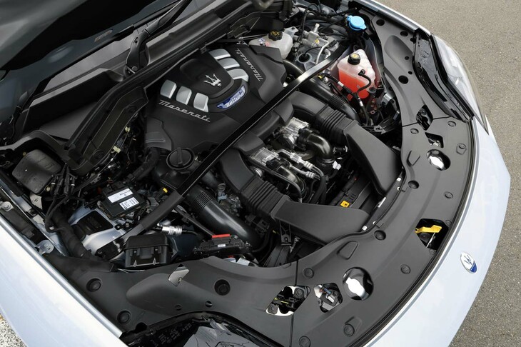 最高出力530PS、最大トルク620N・mを発生する3リッターV6ツインターボエンジン。「グレカーレ」では唯一のマルチシリンダーユニットで、他のモデルはいずれも2リッター直4ターボとなる。また100％電動パワートレインの「フォルゴーレ」も設定される予定だ。