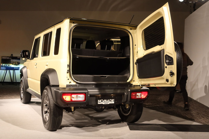 スズキ・ジムニー ノマド（バックドアを開いた状態）