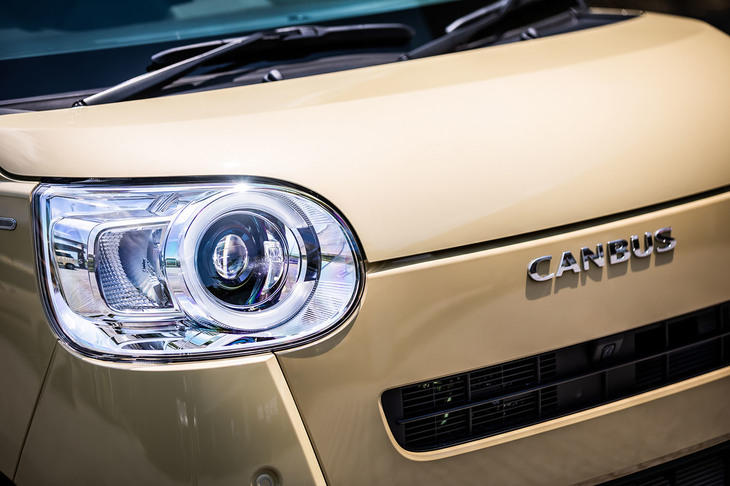 大きめのヘッドランプが左右に配置されたひと目で「ムーヴ キャンバス」だとわかるフロントデザインは健在。従来型ではフロントグリル中央にダイハツのエンブレムが備わっていたが、新型では「CANBUS」というロゴで車名をアピールしている。