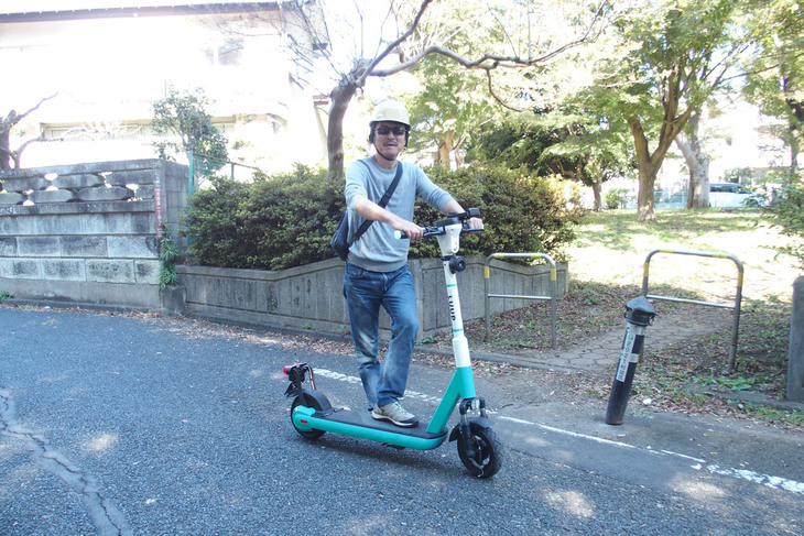 アクセルは右手の親指でレバーを操作する。ブレーキレバーは自転車と同じで右が前輪、左が後輪用。ウインカーのスイッチが左のハンドルに備わる。原チャリに近い操作感で、すぐに覚えられる。