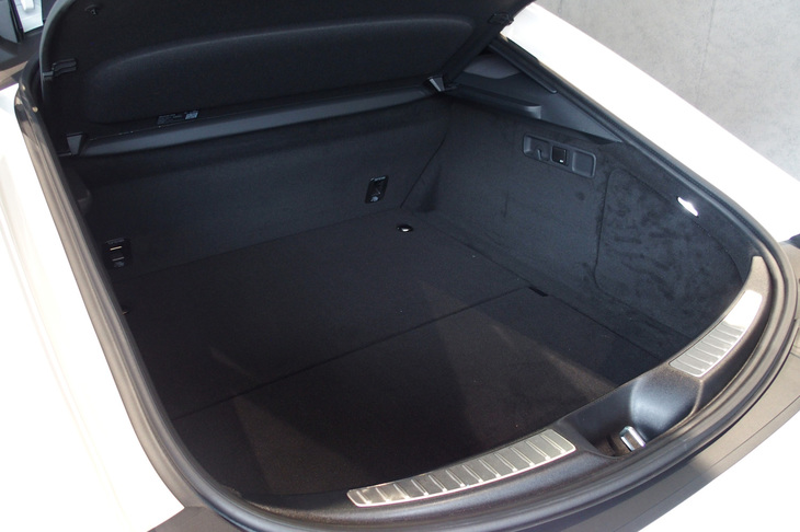 「エディション1」は4人乗り。後席シートバックは固定式で、荷室容量は461リッターとなる。