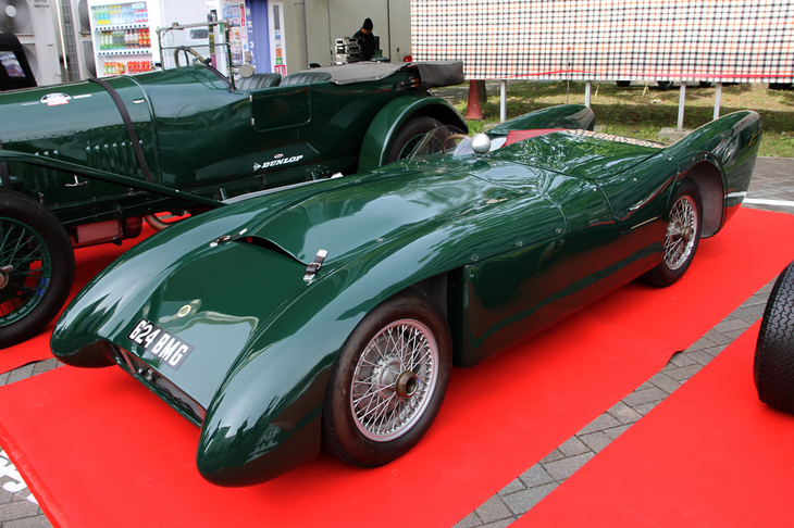 生産台数わずか7台、日本にはこれ1台のみという超希少なレーシングスポーツである1954年「ロータスMk8」。鋼管スペースフレームにアルミパネルをかぶせ、MG用の1.5リッター直4エンジンをフロントミドシップしている。
