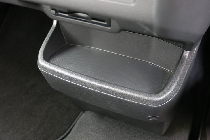 三菱eKクロスEV P（収納トレー）