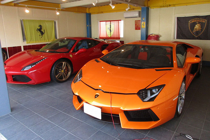 A氏の本丸ガレージは、エアコンで一定の温度が保たれ、保管状態は万全。まだ2回しか乗っていないという「アヴェンタドール」にはバッテリー充電器が接続されていた。