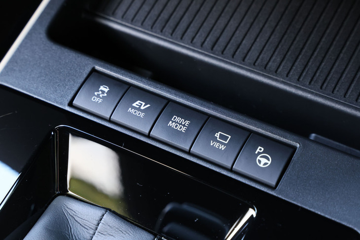 シフトセレクターレバーの前方に、走行モードを切り替える「DRIVE MODE」スイッチと電気モーターのみを使って走行する「EVモード」スイッチが並ぶ。