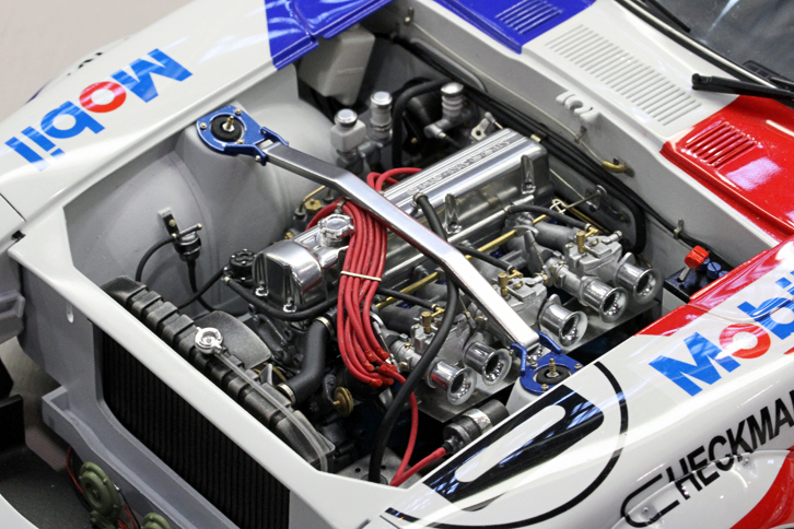 “柳田240Z”のエンジンルーム。L24エンジン、そして補機類……思わずため息が漏れる出来栄えだ。