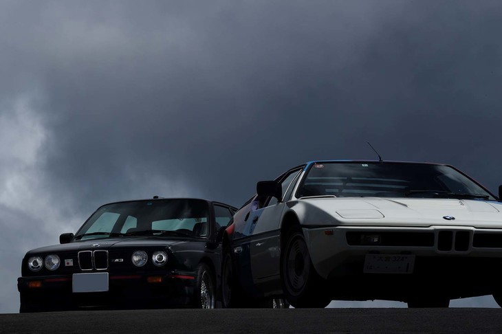 歴史的には、不幸も重なりあまり目立たなかった「M1」（写真右）。しかしよく見ると、Mのアイコンらしい魅力が時代を超えて迫ってきます。（photo：北畠主税）