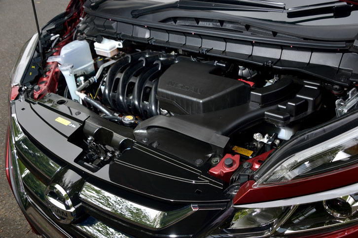 簡易型のハイブリッドシステムが組み合わされる2リッター直4エンジン。「ハイウェイスターG」は、16.6km/リッターのJC08モード燃費を記録する。