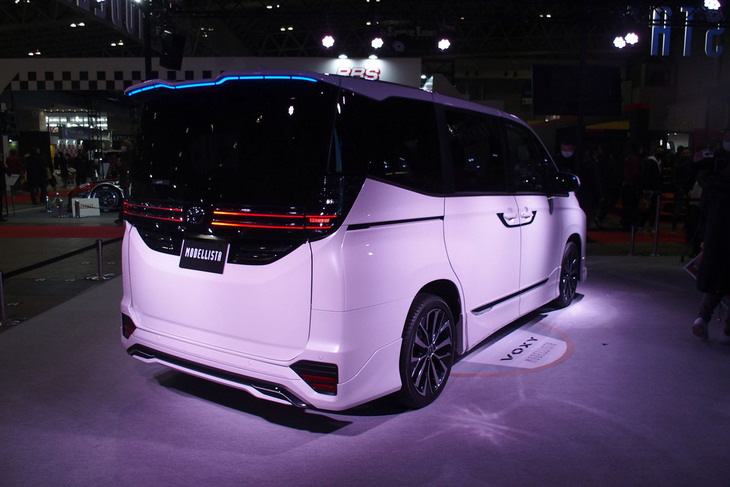 モデリスタのカスタマイズアイテムを装着した「トヨタ・ヴォクシー」。