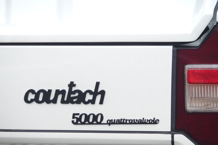 「ランボルギーニ・カウンタック」のエンブレム。