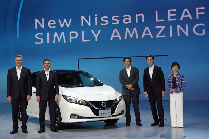 フォトセッションより。写真左からダニエル・スキラッチ副社長、西川社長、坂本秀行副社長、グローバルデザイン担当のアルフォンソ・アルベイザ専務執行役員、日本事業担当の星野朝子専務執行役員。