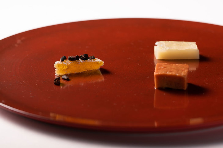 9皿目「フロマージュ」。沖縄の古酒を楽しむための一皿として、琉球伝統の菓子・冬瓜の砂糖漬けにカカオニブを乗せたものと、豆腐よう、チーズをのせて。
