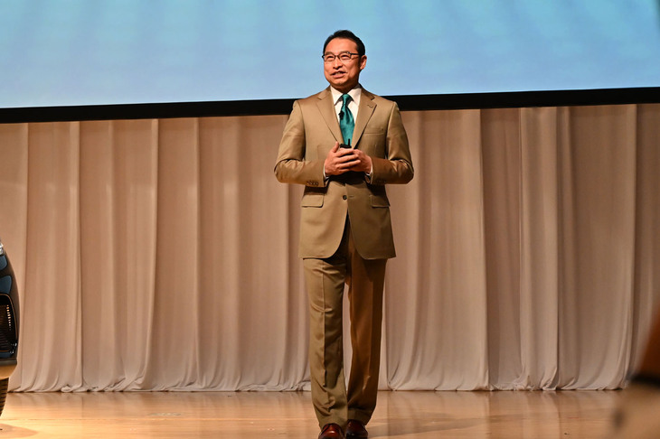 「BYDオートジャパン2024戦略発表会」で冒頭のあいさつに立ったBYDアジア太平洋地域自動車販売事業部総経理・BYDジャパン代表取締役社長である劉 学亮氏。各方面への感謝の言葉から切り出した。