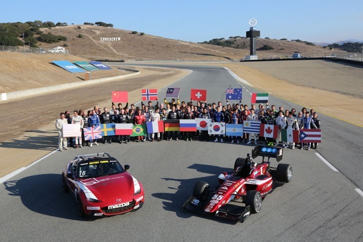 イベントに集まったドライバー82人で記念撮影。