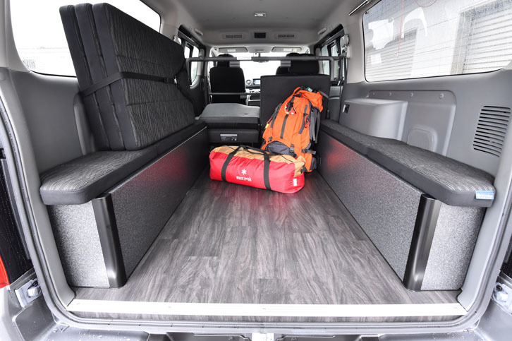 床面にロンリューム加工を施した「トランスポーター」仕様も用意される。写真左にたたまれたパネルを展開すると、車中泊を可能にするベッド（オプション）ができあがる。