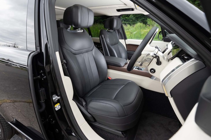 セミアニリンレザーを使った座面と背もたれの厚みは写真でも伝わるだろう。各ヘッドレストには2個のスピーカーが内蔵されている。