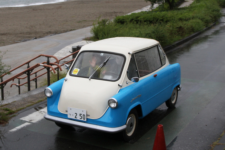 1957年「ツェンダップ・ヤヌス」。ほぼ前後対称で、側面にドアがないサイドビューを持つドイツ生まれのマイクロカー。今回は自走で参加した。
