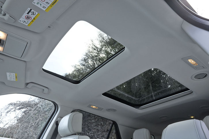 「エクスプローラー タイタニアム」には、「デュアルパネルサンルーフ」が備わる。フロント側（写真左側）は電動開閉式。