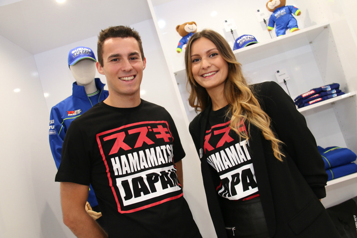 スズキのオフィシャルグッズコーナーにて。商品のTシャツを着用した販売員。自動車マニアではない日本人にもウケそうなデザインである。