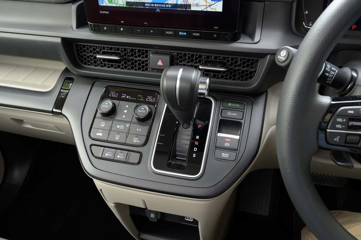ガソリンエンジン車（写真）のシフトセレクターは、ハイブリッド車とは異なるレバー式。パーキングブレーキは全車電気式となっている。