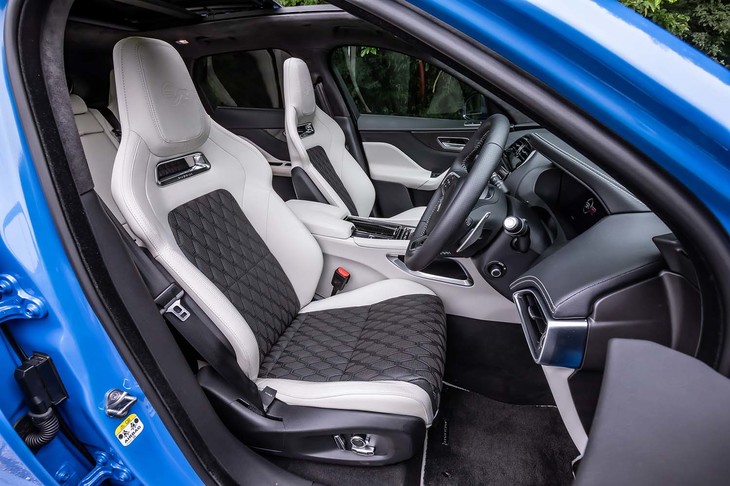 「SVR」は、プレミアムパーフォレーテッドウィンザーレザーが使用された「14ウェイスリムラインフロントシート」を標準装備。張り出したサイドボルスターが、コーナリング時に乗員の体をしっかりホールドしてくれる。