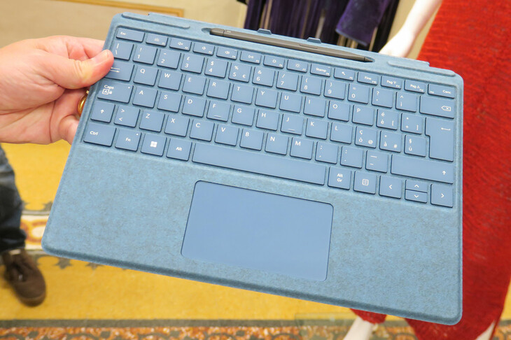 こちらは、アルカンターラとマイクロソフトのコラボレーションによるキーボードカバー。質感が高いだけでなく、耐久性に優れ加工の幅も広いアルカンターラは、クルマのみならず建物や船のインテリア、アパレル商品、電化製品等々、さまざまなものに使用されている。