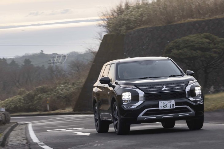 【三菱アウトランダーのスペック】
	ボディーサイズ：全長×全幅×全高＝4710×1860×1745mm／ホイールベース：2705mm／車重：2110kg／駆動方式：4WD／エンジン：2.4リッター直4 DOHC 16バルブ／フロントモーター：交流同期電動機／リアモーター：交流同期電動機／エンジン最高出力：133PS（98kW）/5000rpm／エンジン最大トルク：195N・m（19.9kgf・m）/4300rpm／フロントモーター最高出力：116PS（85kW）／フロントモーター最大トルク：255N・m（26.0kgf・m）／リアモーター最高出力：136PS（100kW）／リアモーター最大トルク：195N・m（19.9kgf・m）／タイヤ：（前）255/45R20 101W M＋S（後）255/45R20 101W M＋S／（ブリヂストン・エコピアH/L422プラス）／ハイブリッド燃焼消費率：16.2km/リッター（WLTCモード）／充電電力使用時走行距離：85km／EV走行換算距離：83km／交流電力量消費率：239Wh/km（WLTCモード）／価格：532万0700円
	
	【取材時の燃費データ】
	テスト距離：310.3km（市街地1：高速道路7：山岳路2）／使用燃料：34.6リッター（ハイオクガソリン）／参考燃費：8.9km/リッター（満タン法）／9.0km/リッター（車載燃費計計測値）