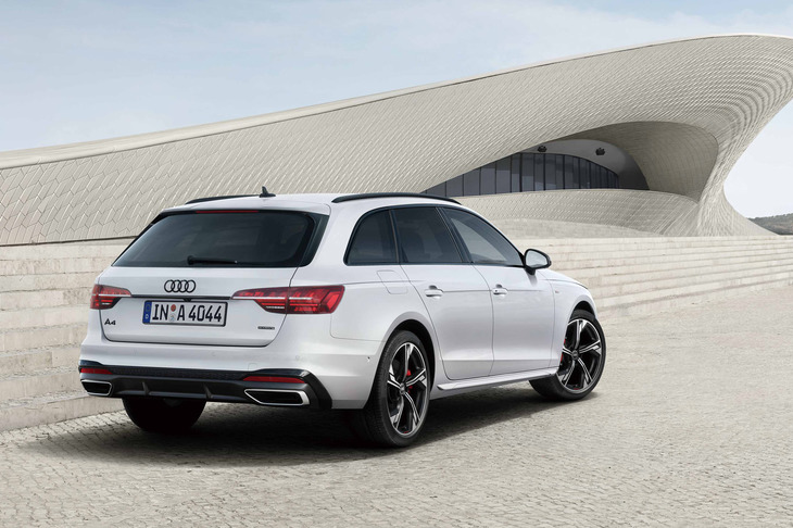 アウディA4アバント ブラックスタイルプラス