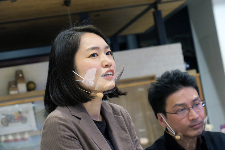 CMF担当の半澤小百合氏。CMFとは「COLOR（色）」「MATERIAL（素材）」「FINISH（仕上げ）」のことで、例えばリビングのソファを思わせるメランジ調ファブリックのシートなどは、半澤氏の手になるものだ。