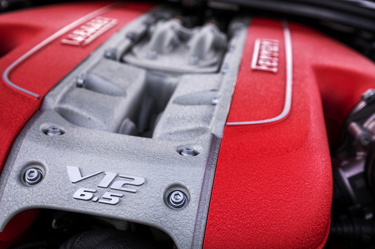 最高出力800psの6.5リッター自然吸気エンジンを搭載。トランスアクスル方式のトランスミッションは7段DCTを採用している。