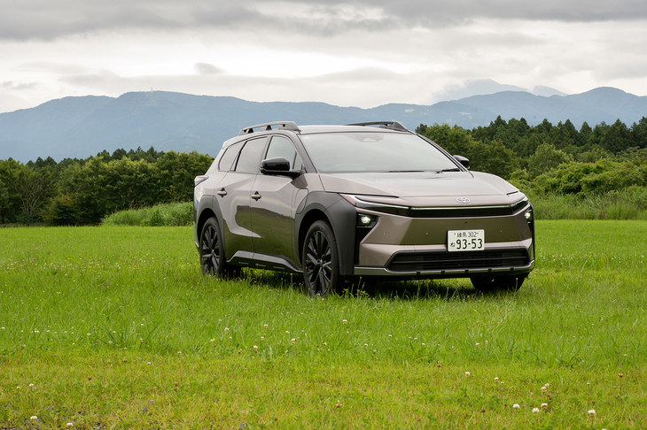 「トヨタbZ4X」は「Z」のモノグレード。車両本体価格575万円のFWDと640万円の4WD（今回の試乗車）がラインナップされる。