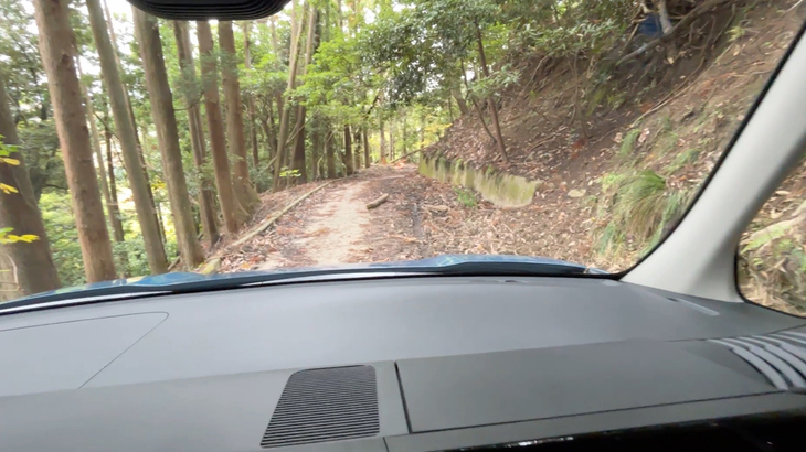 新型はボンネットの両端が立っており、前方の見切りがとてもよい。