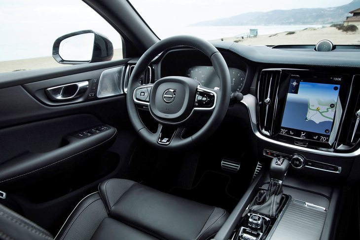 「T8ポールスターエンジニアード」のコックピット周辺部。モニターのあるインストゥルメントパネル中央部は、ドライバー側に傾けられている。