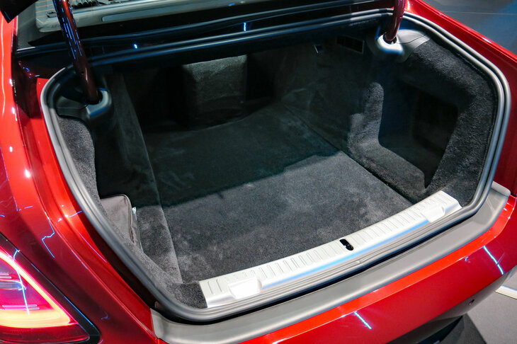 ロールス・ロイス・ブラックバッジ・ゴースト（トランクルーム）