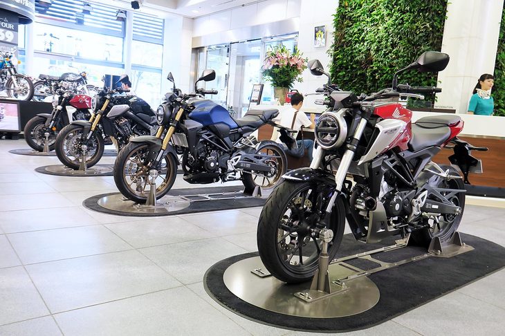 未来的なスタイリングが特徴的な、新世代の「ホンダCB」シリーズ。手前から「CB125R」「CB250R」「CB650R」「CB1000R」。