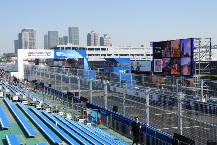 グランドスタンドからホームストレートを眺める。特設のゴールブリッジの向こうには、見慣れた有明のビル群が。この日常と非日常のコントラストも、市街地サーキットのだいご味よ。