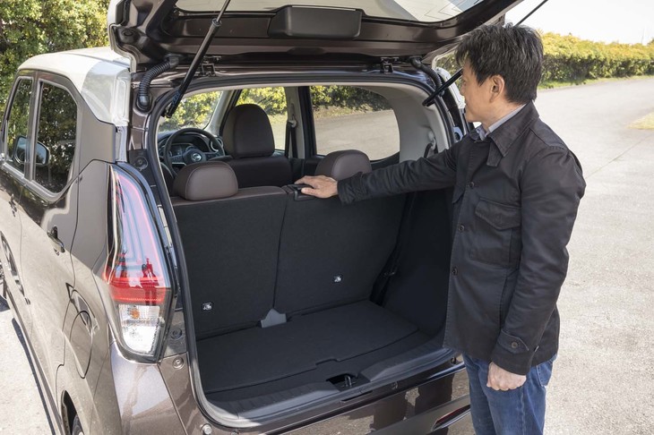 
	後席は、座面下にあるレバーのほか、荷室側の背もたれ上部中央にあるレバーでも前後にスライドできる。リクライニングも可能。
	