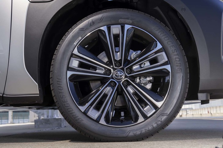 タイヤはFWD車が18インチ、4WD車は上位グレードが20インチ（写真）で下位グレードが18インチを履く。