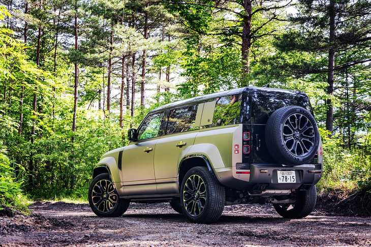 「オクタ」のボディーサイズは全長×全幅×全高＝4940×2065×2000mmで、ホイールベースは3020mm。「ディフェンダー110 V8」よりも5mm全長が短く、75mm幅が広く、30mm車高が高い設定だ。