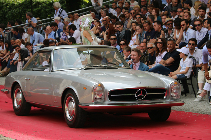 ピニンファリーナ時代の作品であるスペシャルコーチワークの「メルセデス・ベンツ230SLピニンファリーナ クーペ」。2014年「コンコルソ・ヴィラ・デステ」にて。