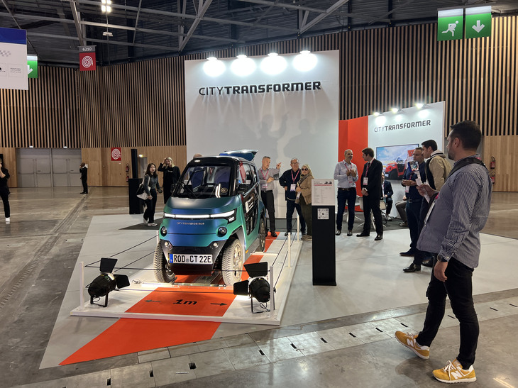 CITY TRANSFORMERの「CT-1」は、2人乗りの電動マイクロカー。渋滞時や駐車時などには、ホイールとフェンダーを内側に引き込み車幅を1mにまでせばめることで（写真の状態）、スマートな運転・操作が可能になるという。